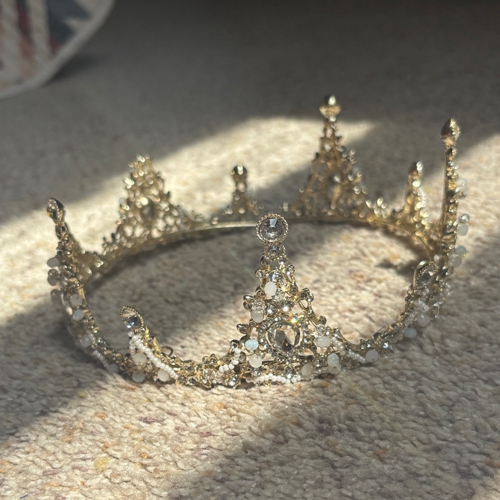 Elegant Gold Crown with Pearl Accents
